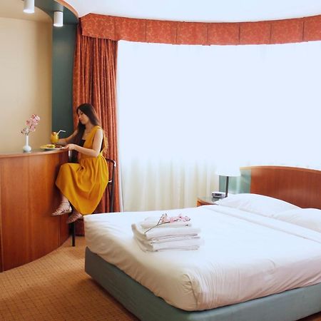 Al Diar Dana Hotel Abu Dhabi Esterno foto