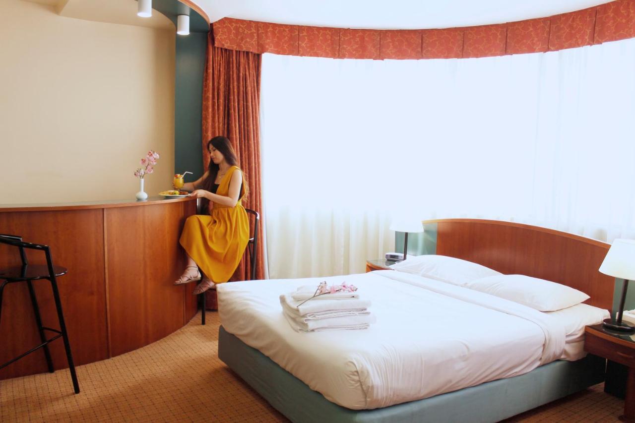 Al Diar Dana Hotel Abu Dhabi Esterno foto