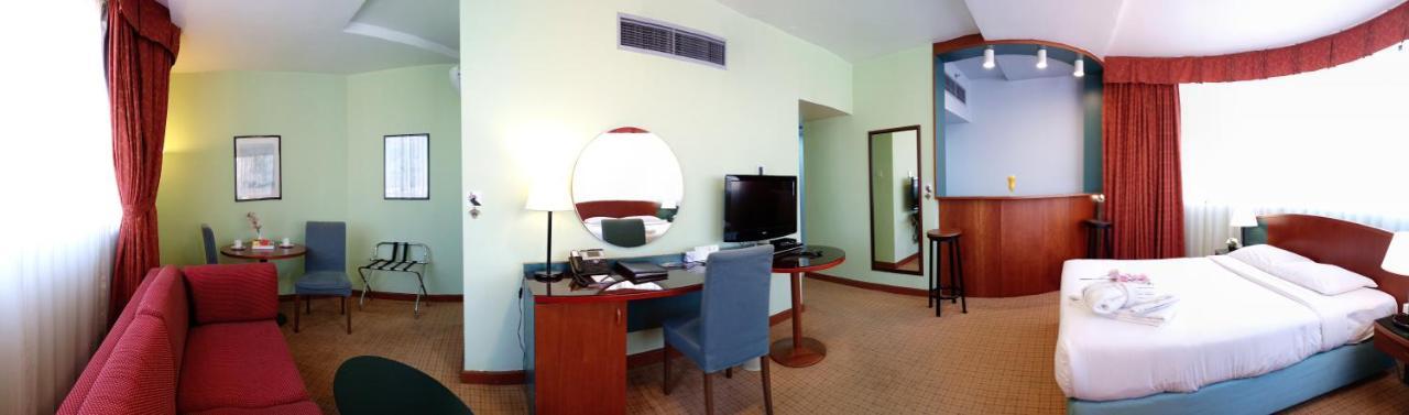 Al Diar Dana Hotel Abu Dhabi Esterno foto